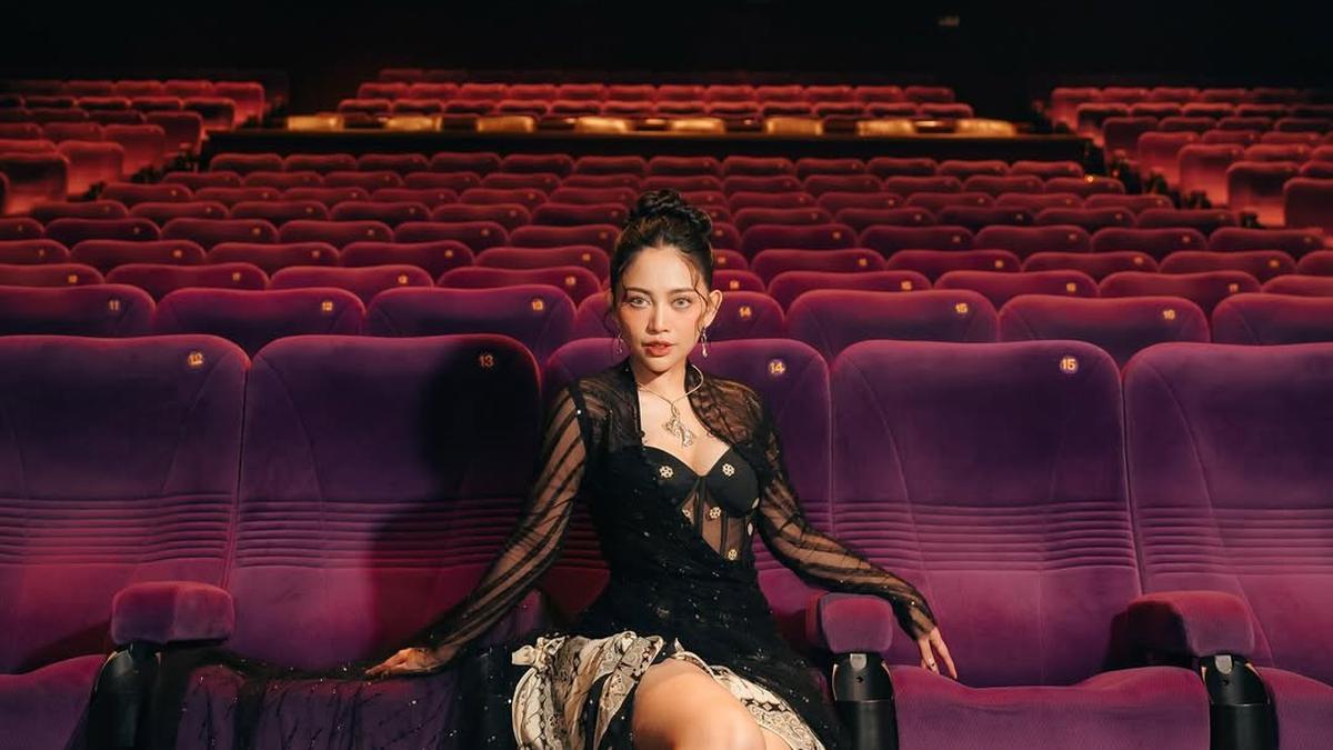 6 Potret Tampilan Memikat Rachel Vennya dengan Tulle Kebaya dan Korset di Gala Premier Film Hutang Nyawa
