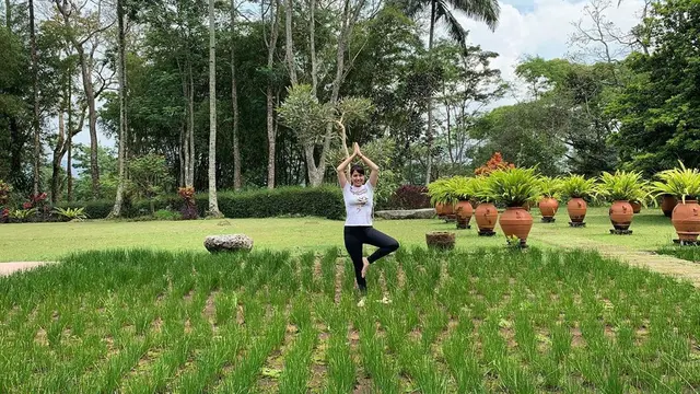 Nikmati Suasana Sawah, Ini 7 Momen Liburan Tya Ariestya Ke Magelang