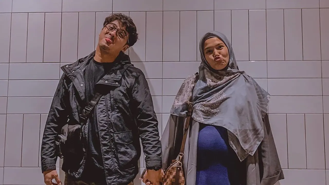 [Fimela] Ricky Harun dan Herfiza Novianti Dikaruniai Anak ke-4