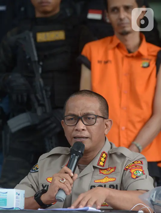 Direktorat Kriminal Umum Polda Metro Jaya menyampaikan keterangan saat gelar perkara kasus pencabulan berkedok pengobatan alternatif di Polda Metro Jaya, Jumat (20/12/2019). Polisi membekuk satu tersangka berinisial HA beserta barang bukti. (merdeka.com/Imam Buhori)
