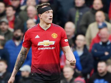 Phil Jones - Bek asal Inggris ini merupakan salah satu pemain senior di Manchester United saat ini. Dirinya sudah memperkuat Setan Merah sejak tahun 2011. Selama berkarier di MU, Jones pernah merasakan sekali gelar juara Premier League, mengangkat trofi Liga Europa dan FA Cup.