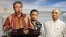 Ketua Gaikindo, Jongkie D Sugiarto memberikan keterangan pers pers usai bertemu presiden di Istana Merdeka, Jakarta, Selasa (13/10/2015). Gaikindo meminta Pemerintah untuk mengurangi tarif Pajak Penjualan Barang Mewah. (Liputan6.com/Faizal Fanani) 
