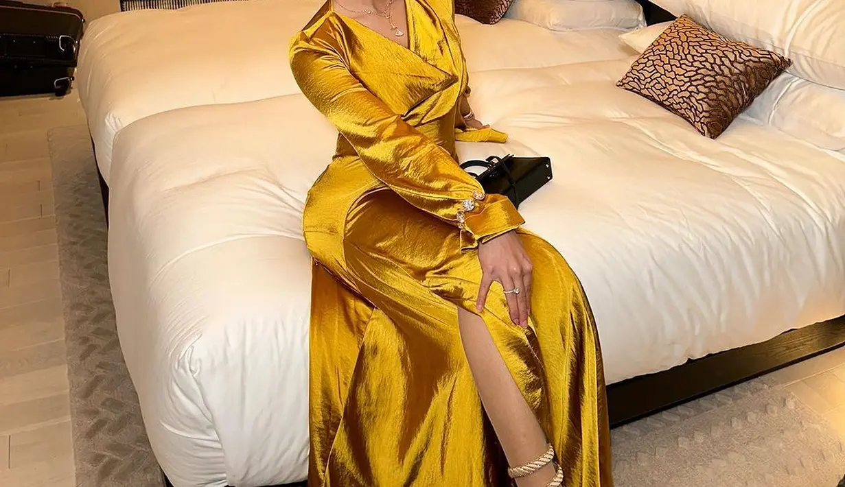 Dress flowy lengan panjang yang dikenakan Tasya Farasya ini memiliki detail high slit dan drapery colar. [Foto: Instagram/tasyafarasya]