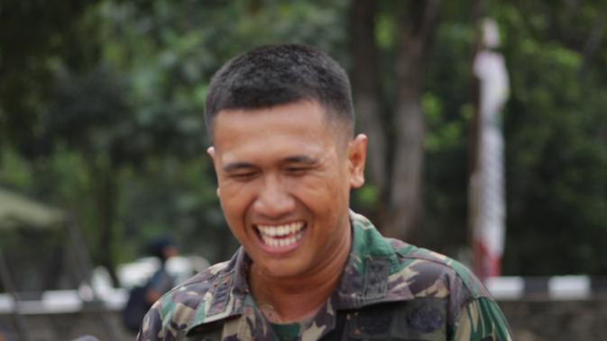 Di penghujung latihan gabungan pada Kamis (9/8/2018), pelatih Paskibraka 2018, Kapten Infanteri Teguh Widakdo merayakan ulang tahunnya yang ke-30 (Foto: M Fajri Erdyansyah)