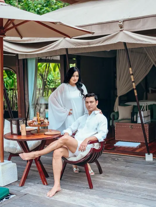 <p>Menjalin hubungan selama 23 tahun, rumah tangga Titi Kamal dan Christian Sugiono terbilang cukup jauh dari gosip miring. Bahkan, keduanya tak lepas dari sorotan publik hingga mereka disebut sebagai best couple goals oleh netizen. (Instagram/titi_kamall)</p>