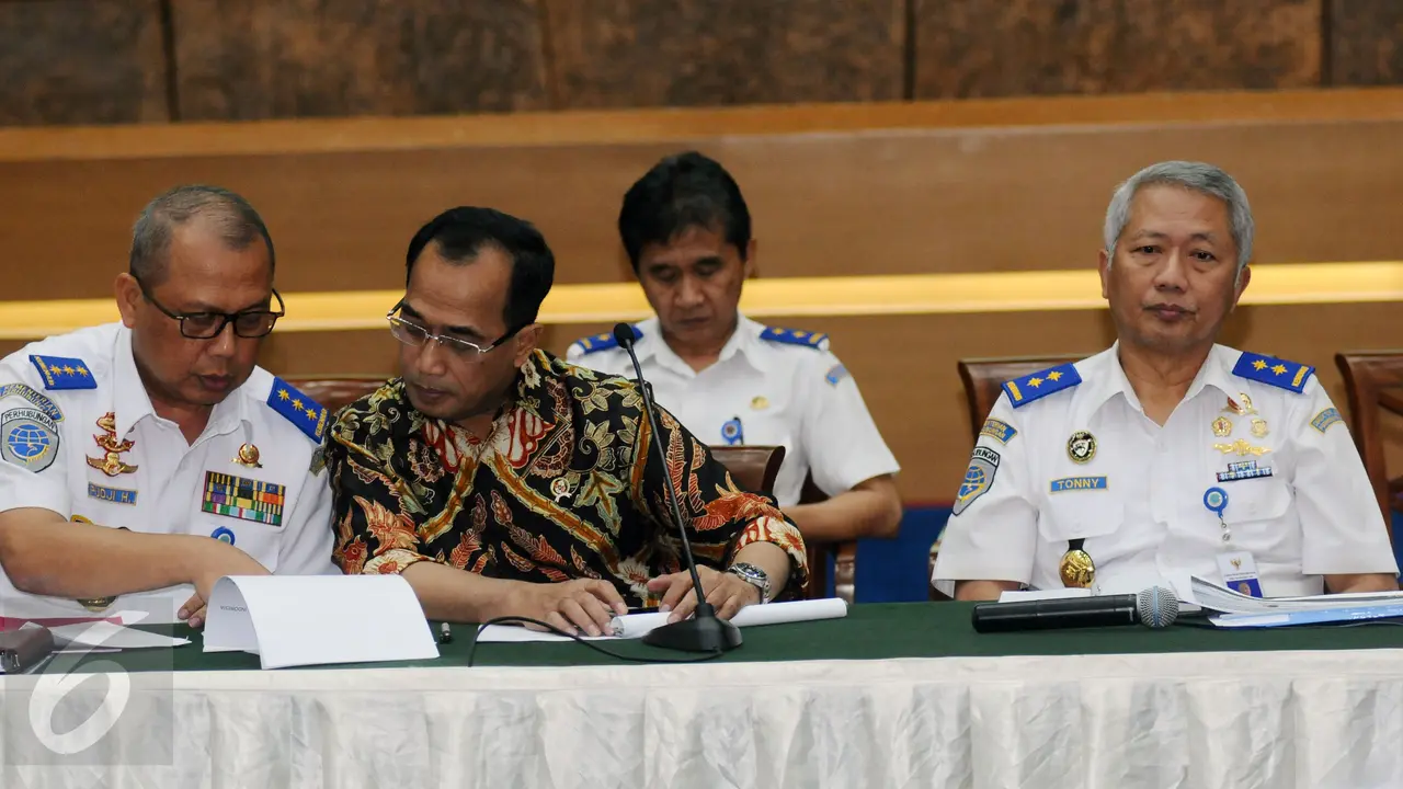 20161206-Menhub Budi Karya Paparkan Kesiapan Angkutan Jelang Natal 2016 dan Tahun Baru 2017-Jakarta