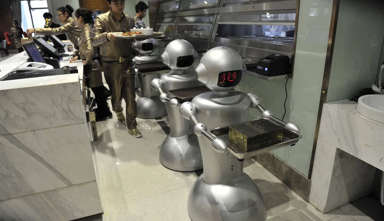 Sejumlah robot menyajikan pesanan makanan kepada pengunjung di restoran robot di Hefei, China, Jumat (26/12/2014). (REUTERS/Stringer)