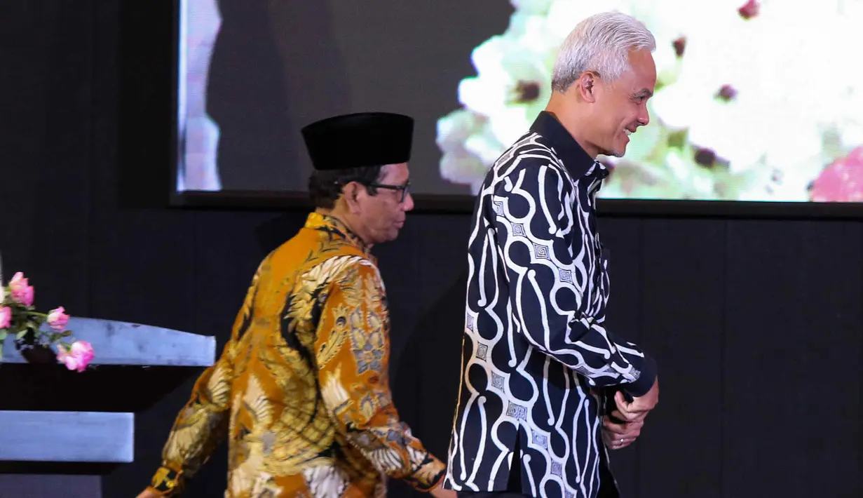 Calon Presiden Ganjar Pranowo bersama Calon Wakil Presiden Mahfud MD di sela acara dialog terbuka bersama Muhammadiyah di Kampus Universitas Muhammadiyah Jakarta (UMJ) Ciputat, Tangerang Selatan, Banten, Kamis (23/11/2023). (Liputan6.com/Herman Zakharia)