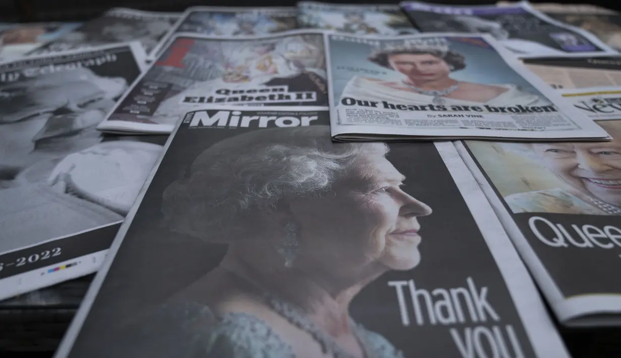 Surat kabar yang didedikasikan untuk kematian Ratu Elizabeth II terlihat di sebuah agen koran di Manchester, Inggris, Jumat (9/9/2022). Ratu Elizabeth II, pemangku tahta terlama dalam sejarah Inggris, meninggal pada Kamis 8 September dalam usia 96 tahun. (AP Photo/Jon Super)