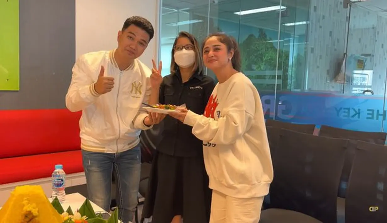 Namun kedekatan yang dimaksud bukanlah keduanya kembali merajut asmara seperti dahulu. Dewi Perssik dan Aldi Taher dipersatukan kembali melalui program televisi di mana mereka menjadi hostnya. (instagram.com/dewiperssik9)