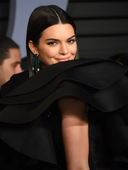 Model Kendall Jenner berpose setibanya pada acara Vanity Fair Oscar Party 2018 di Beverly Hills, California, Minggu (4/3). Dalam acara tersebut, Kendall Jenner terlihat memikat  dengan gaya rambut sleek. (Evan Agostini/Invision/AP)