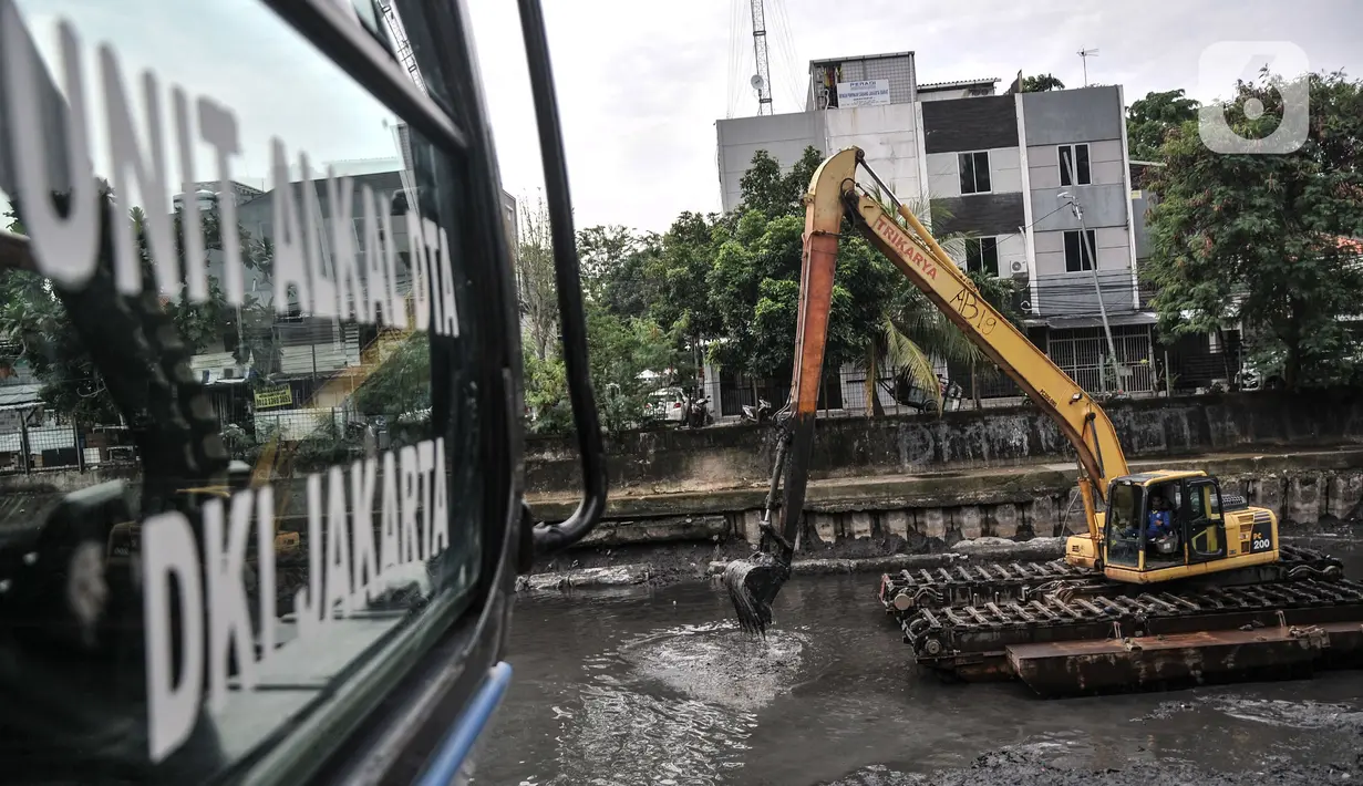 Petugas Suku Dinas Sumber Daya Air (SDA) Jakarta Pusat mengoperasikan kendaraan alat berat untuk mengeruk endapan lumpur saat Gerebek Lumpur di Kali Cideng, Jakarta, Rabu (5/10/2022). Program Gerebek Lumpur merupakan salah satu upaya Pemprov DKI dalam mengantisipasi banjir di Jakarta dengan cara memperluas, memperdalam serta memperbesar volume sungai-sungai dan aliaran air agar daya tampung menjadi lebih besar. Adapun panjang wilayah Kali Cideng yang dikeruk tersebut sekitar 490 meter dengan target 7.000 meter kubik lumpur. (merdeka.com/Iqbal S. Nugroho)