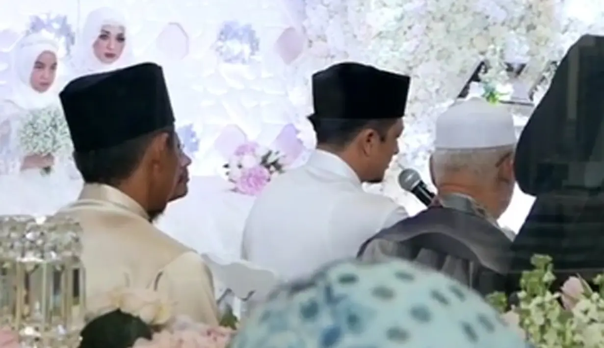 Akhirnyanya, Laudya Cynthia Bella resmi dipersunting Engku Emran Jumat (8/9) sore di Kuala Lumpur Malaysia. Pernikahan digelar secara sederhana dan dihadiri oleh keluarga, dan sahabat dekat keduanya. (Instagram/noradanish)