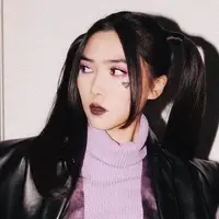 Tampil totalitas, Isyana Sarasvati terlihat nyentrik di panggung grup musik God Bless.