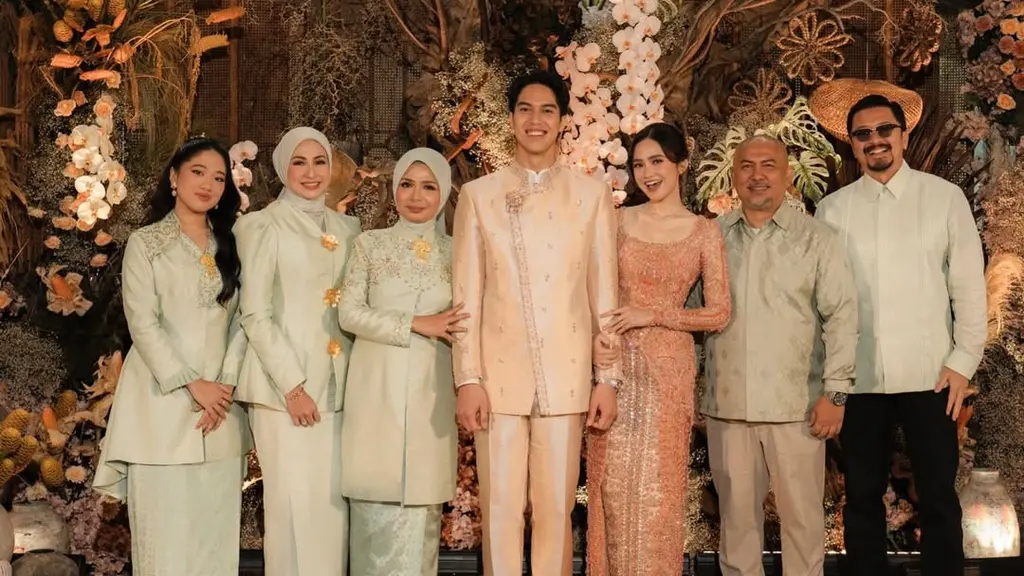 Sudah Seperti Keluarga, Deswita Maharani dan Ferry Maryadi Tampil Seragam dengan Keluarga Inti di Lamaran Syifa Hadju. [@deswitamaharani].