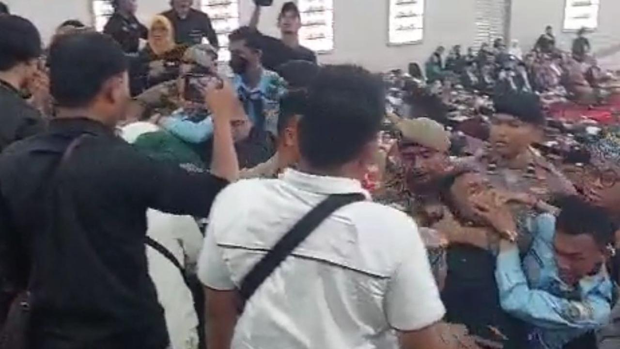 "Banten gagal, Pj Gubernur Banten gagal menata reformasi birokrasi," teriak salah seorang mahasiswa saat diseret keluar oleh petugas.