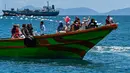 Nelayan yang tergabung dalam wilayah Panglima Laot Lok Kuala Cangkoi bersama warga mengikuti pawai kapal hias pada tradisi kenduri laut di Ulee Lheu, Banda Aceh, Aceh, Rabu (22/7/2026). (AFP/ Chaideer Mahyuddin)