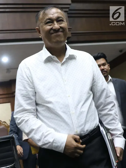 Anggota DPR dari fraksi Partai Golkar, Markus Nari usai menjalani sidang pembacaan dakwaan di Pengadilan Tipikor, Jakarta, Rabu (14/8/2019). Markus Nari didakwa oleh JPU KPK terkait kasus dugaan korupsi e-KTP dan perintangan penyidikan. (Liputan6.com/Helmi Fithriansyah)