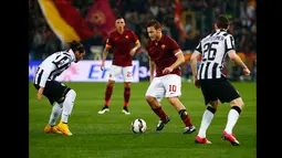 Penyerang AS Roma,  Francesco Totti (tengah) berusah membawa bola melewati dua bek Juventus pada laga serie A di stadion Olimpiade Roma, Italy, (2/3/2015). AS Roma bermain imbang 1-1 dengan Juventus  (Reuters/Tony Gentile)