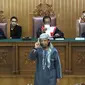 Terdakwa kasus bom Thamrin, Aman Abdurrahman menghadiri sidang pembacaan nota pembelaan atau pledoi di Pengadilan Negeri Jakarta Selatan, Jumat (25/5). Pada sidang pekan lalu,  JPU menuntut Aman Abdurrahman tuntutan mati. (Liputan6.com/Immanuel Antonius)