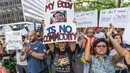 Orang-orang berdemonstrasi menentang mandat vaksinasi COVID-19, di New York, Rabu (25/8/2021). New York akan mewajibkan warganya menunjukkan bukti vaksin COVID-19 sebelum masuk ke sejumlah tempat dalam ruangan di tengah lonjakan kasus virus corona varian delta. (AP Photo/Mary Altaffer)