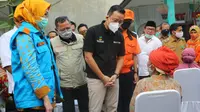 Mensos Juliari Batubara menyerahkan bansos kepada warga pendatang di Kota Tangerang Selatan yang terdampak pandemi Covid-19. (Pramita Tristiawati/Liputan6.com)
