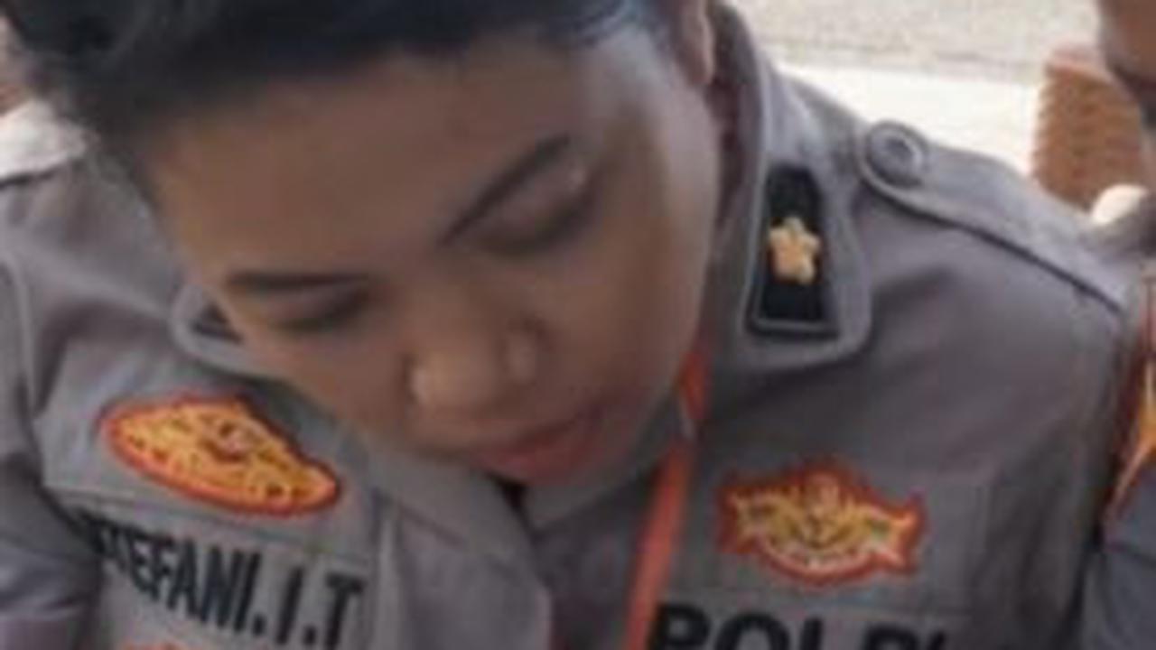 "Pulang belajar, jangan lupa berdoa supaya bisa menggapai cita-cita menjadi anggota polisi," lanjut polwan ini. <br>