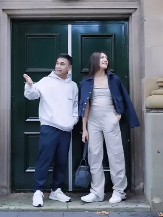 Keduanya mengelilingi sejumlah ruas jalan Sydney sambil nostalgia masa kuliah Raditya Dika [@anissaaziza]