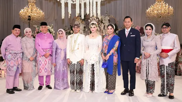 Annisa Pohan saat Kondangan pakai kebaya. [@annisayudhoyono]