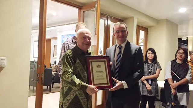 Andrew Greene dari ABC saat menerima penghargaan (Liputan6.com/Teddy Tri Setio Berty)