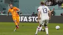Di masa injury time babak pertama, Belanda malahan sukses menggandakan keunggulan menjadi 2-0 lewat gol Daley Blind. Gol dicetak lewat skema yang mirip dengan gol pertama dan lagi-lagi Denzel Dumfries menjadi aktor pemasok umpan matang. (AP/Martin Meissner)