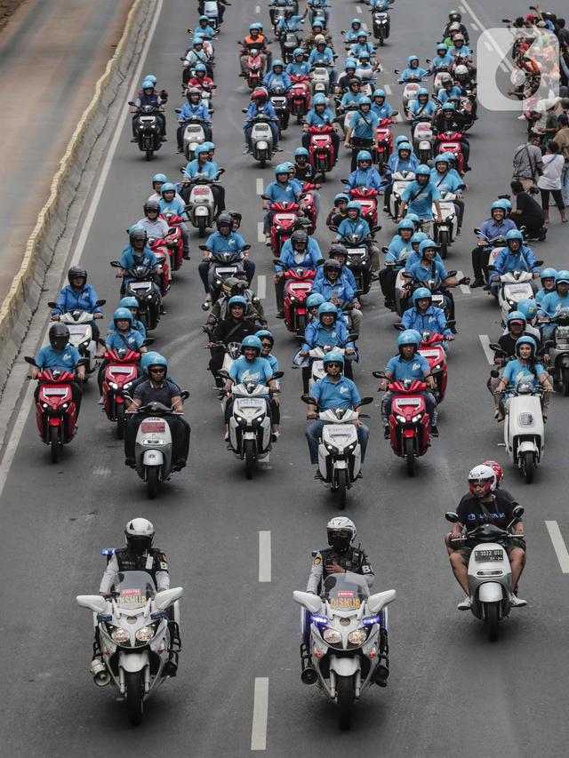 Anies Pimpin Karnaval Kendaraan Listrik