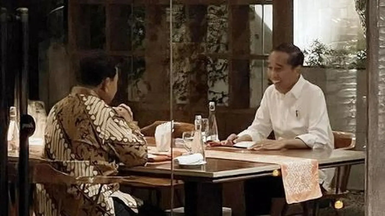 Menteri Pertahanan (Menhan) sekaligus calon presiden (capres) nomor urut 2, Prabowo Subianto makan malam bersama Presiden Joko Widodo (Jokowi) pada Jumat (6/1/2024).