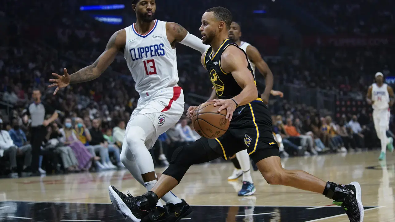 Stephen Curry vs Paul George di NBA