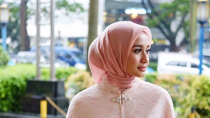 7 Gaya Busana Hijab Laudya Cynthia Bella yang Wajib Kamu 