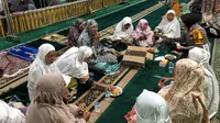 Personel Polres Kampar Salat Subuh berjamaah di Masjid Nurul Nurul Iman, Desa Kampa, Kecamatan Kampar. (Liputan6.com/ ist)