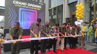 Pemotongan pita sebagai tanda pembukaan showroom baru (Otosia.com/Anang Darmawan)