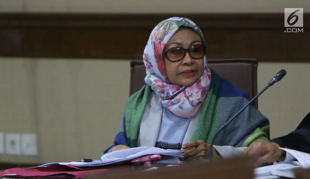 Mantan Kepala BPKAD Kota Kendari, Fatmawati Faqih saat menjalani sidang lanjutan di Pengadilan Tipikor, Jakarta, Rabu (8/8). Fatmawati Faqih merupakan terdakwa suap pengadaan barang dan jasa di Pemkot Kendari. (Liputan6.com/Helmi Fithriansyah)