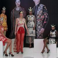 Tenun Sumba rancangan Adinda Moeda di Indonesia Fashion Week 2019