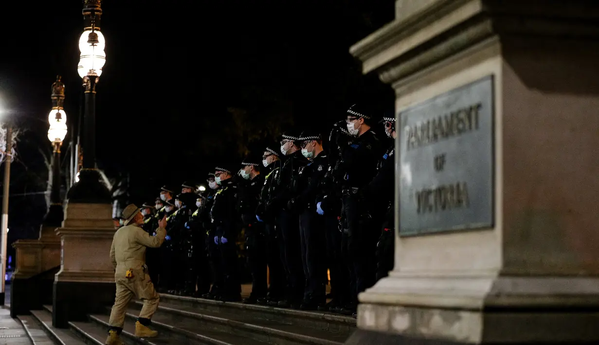 Pengunjuk rasa saat melakukan aksi protes menentang perpanjangan lockdown untuk menekan penyebaran Covid-19 varian delta di Melbourne, Australia, Kamis (5/8/2021). (AFP/Con Chroinis)