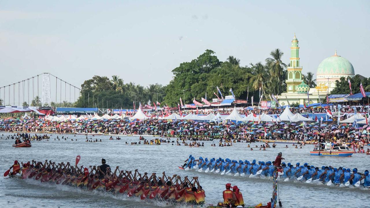 Foto: Aksi Penari Cilik Dika Warnai Semarak Pacu Jalur di Sungai Kuantan