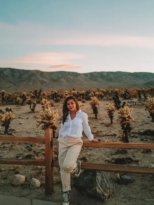 Seperti saat Nikita Willy yang tampil boyish setelah melahirkan. Ia memadukan kemeja putih dengan celana creme dan high top sneakers. [@nikitawillyofficial94]