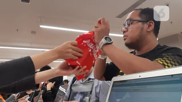 Fadly Permana, pembeli iPhone XR pertama di Indonesia. Liputan6.com/Agustin Setyo W