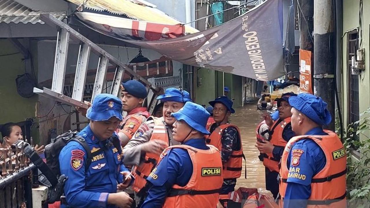 Polisi Sigap Evakuasi Warga Terdampak Banjir Kebon Pala, Ratusan Jiwa Mengungsi