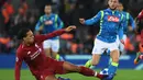 Bek Liverpool, Virgil Van Dijk, menekel striker Napoli, Dries Mertens, pada laga Liga Champions di Stadion Anfield, Liverpool, Selasa (11/12). Liverpool menang 1-0 atas Napoli. (AFP/Paul Ellis)
