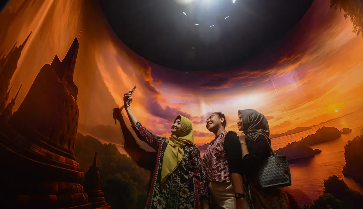 Pertama, Ring of Fire, merepresentasikan posisi Indonesia di jalur gunung berapi aktif sebagai simbol daya tahan dan produktivitas bangsa. Kedua, bentuk rumah adat kerucut Wae Rebo yang melambangkan kehangatan, perlindungan budaya, dan hubungan spiritual manusia dengan Tuhan. Ketiga, Pradaksina, terinspirasi dari ritual berjalan melingkar di Candi Borobudur, mencerminkan perjalanan kontemplatif manusia dalam mencari makna hidup. (merdeka.com/Arie Basuki)