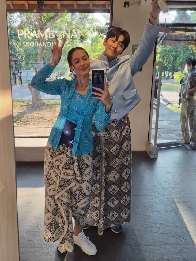 Ji Chang Wook dan Pevita Pearce bertemu di Prambanan mengenakan pakain serba biru. [@pevpearce]