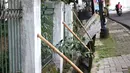 Penampakan pagar yang ambruk di Taman Hutan Tebet, Jakarta, Kamis (28/3). Pagar yang ambruk tidak diperbaiki melainkan diganti menggunakan bambu. (Liputan6.com/Immanuel Antonius)