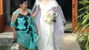 Pembawa acara Viviane tampak cantik dengan gaun pengantin warna putih. Dalam pernikahan kedua Vivie, ia menggunakan gaun rancangan dari Ivan Gunawan. (Instagram/@bubahalfian)