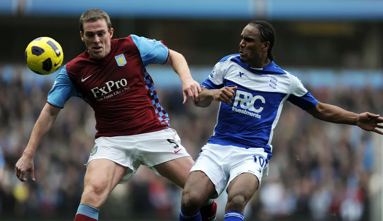 Pencetak gol bunuh diri terbanyak di Liga Inggris adalah Richard Dunne (kiri). Total sebanyak 10 gol yang ia lesatkan ke gawang timnya sendiri ketika bermain di Manchester City, Everton, dan Aston Villa. Namun, Dunne merupakan salah satu bek andalan Timnas Irlandia. (AFP/Adrian Dennis)
